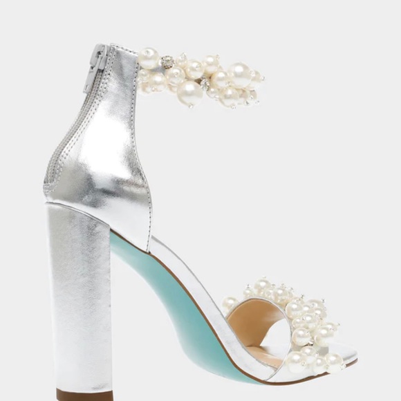 Silver Heels- stunning - Picture 4 of 7